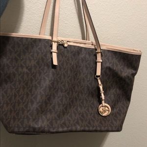 Micheal Kors purse in great condition hardly used!